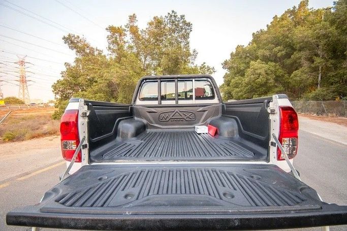 Подержанный Toyota Hilux VIII Рестайлинг 2, 2.8 л, 2024 в Шардже от First Choice Cars Белый цвет. GCC | AUTO.AE