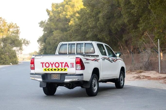 Used Toyota Hilux VIII Facelift, 2.7 l, 2021 in Sharjah by First Choice Cars, White color. GCC Specs | AUTO.AE