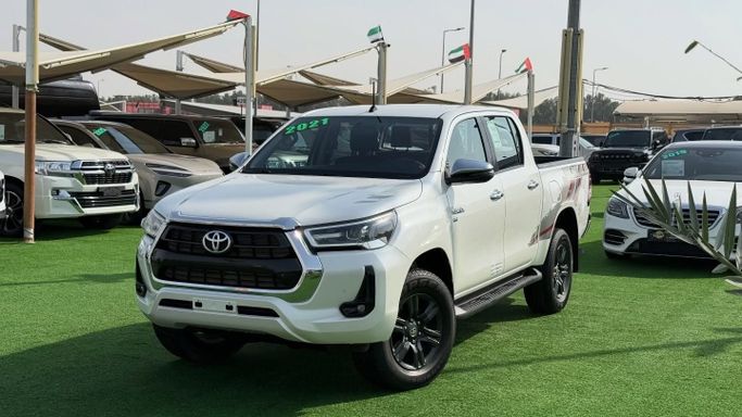 Подержанный Toyota Hilux VIII, 4.0 л, 2021 в Шардже от Badar Used Cars Белый цвет. GCC | AUTO.AE