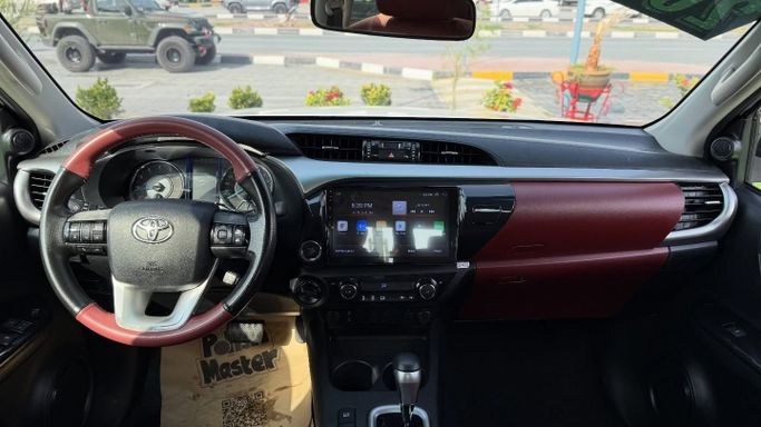 Подержанный Toyota Hilux VIII, 4.0 л, 2021 в Шардже от Badar Used Cars Белый цвет. GCC | AUTO.AE