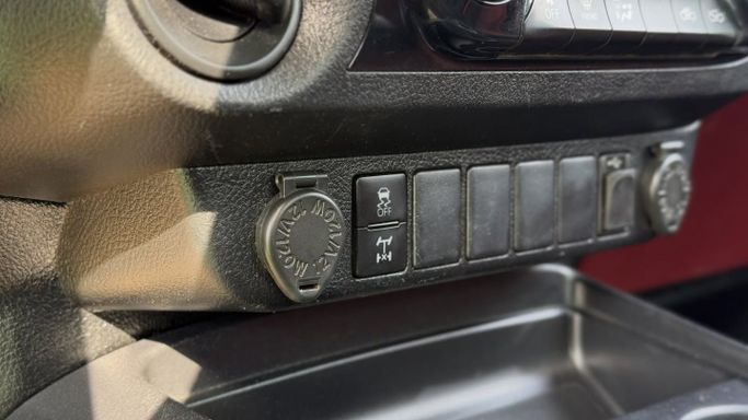 Подержанный Toyota Hilux VIII, 4.0 л, 2021 в Шардже от Badar Used Cars Белый цвет. GCC | AUTO.AE