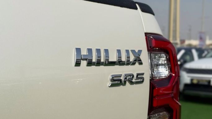 Подержанный Toyota Hilux VIII, 4.0 л, 2021 в Шардже от Badar Used Cars Белый цвет. GCC | AUTO.AE