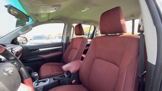 Подержанный Toyota Hilux VIII, 4.0 л, 2021 в Шардже от Badar Used Cars Белый цвет. GCC | AUTO.AE