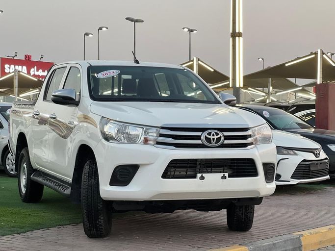 Подержанный Toyota Hilux VIII, 2.8 л, 2024 в Шардже от Mohamed Zaki Younis Used Cars Белый цвет. GCC | AUTO.AE