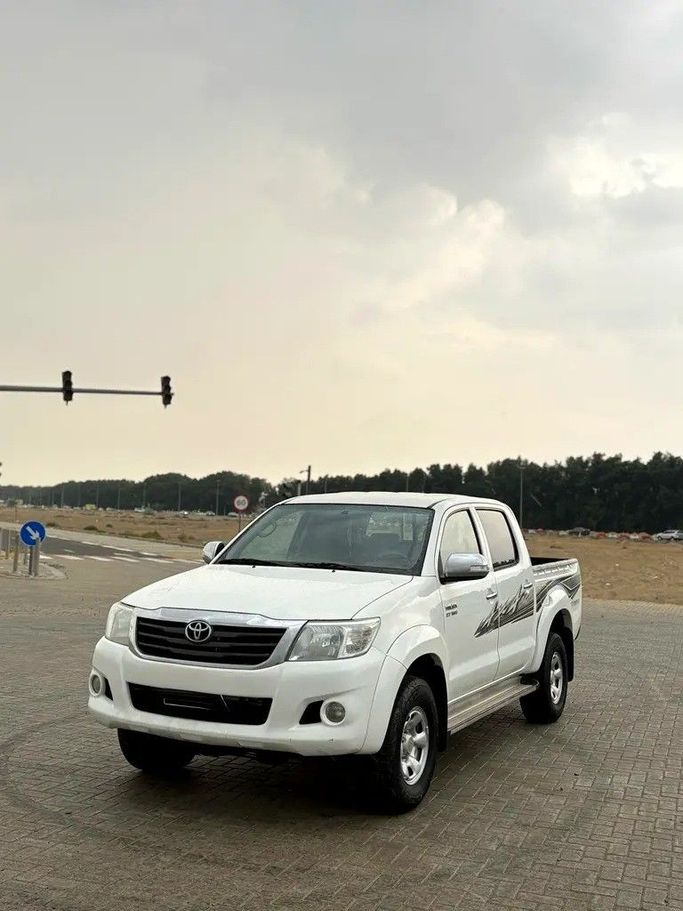 Used Toyota Hilux VII Facelift, 2.7 l, 2013 in Sharjah by Al Jawareh Used Cars, White color. GCC Specs | AUTO.AE
