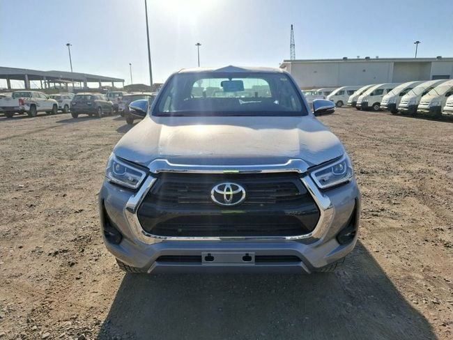 Новый Toyota Hilux VIII, 2.8 л, 2025 в Шардже от WALID ASAAD CARS Серебристый цвет. Японская | AUTO.AE