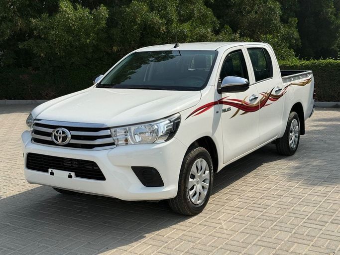 Подержанный Toyota Hilux VIII, 2.7 л, 2021 в Шардже от AL HAMOOR AL THAHABI Белый цвет. GCC | AUTO.AE