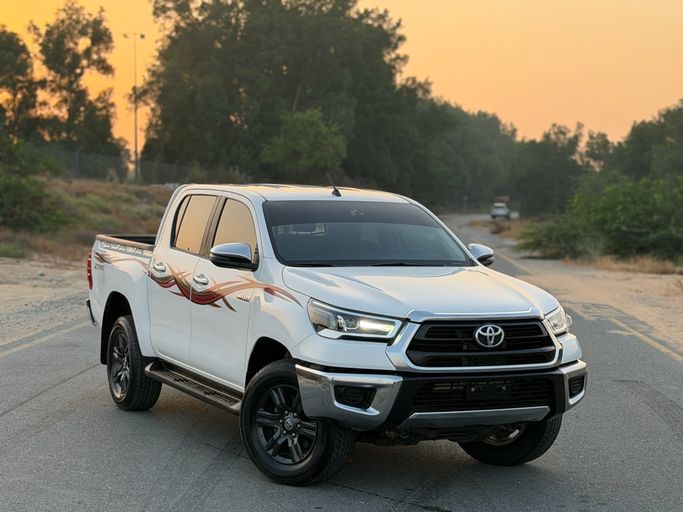 مستعملة ⁦Toyota Hilux فيس ليفت الثامن، 2.7 l، 2021⁩ في في الإمارات, الشارقة من Najm Suhail، اللون أبيض. مواصفات الخليج | AUTO.AE | إعلان #285868