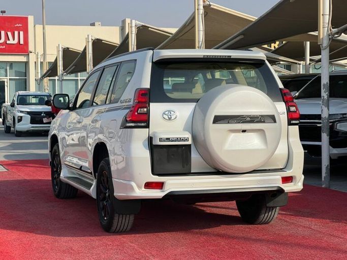 Новый Toyota Land Cruiser Prado 150 Series Рестайлинг 3, 4.0 л, 2022 в Шардже от Al Aram Cars Белый цвет. GCC | AUTO.AE