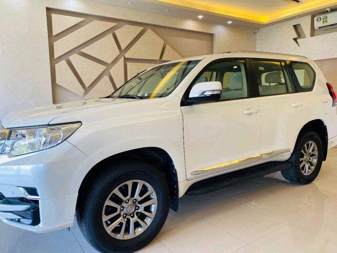 Used Toyota Land Cruiser Prado 150 Series Facelift 2, 3.5 l, 2019 in Sharjah by Alhamoor Used Cars, White color. GCC Specs | AUTO.AE