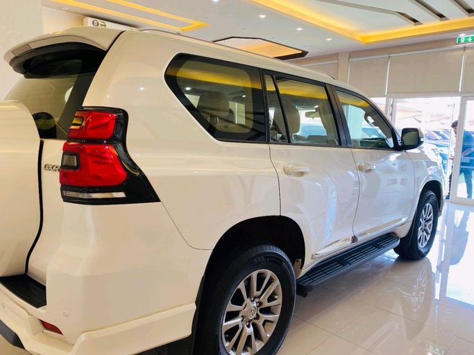 Used Toyota Land Cruiser Prado 150 Series Facelift 2, 3.5 l, 2019 in Sharjah by Alhamoor Used Cars, White color. GCC Specs | AUTO.AE