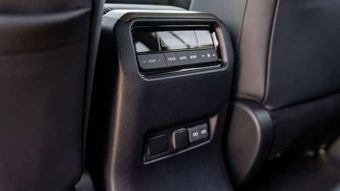 Новый Toyota Land Cruiser Prado 250 Series, 2.8 л, 2024 в Шардже от Nour Alnukhba Motors Белый цвет. Европейская | AUTO.AE