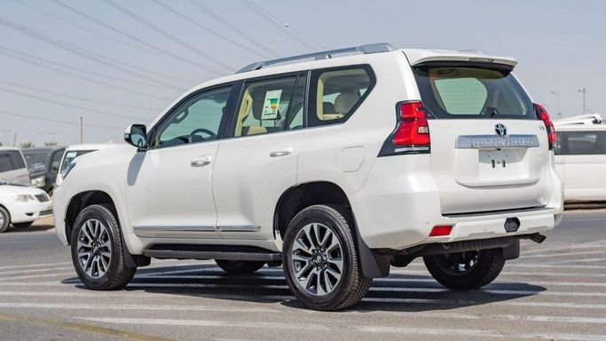 Новый Toyota Land Cruiser Prado 150 Series Рестайлинг 3, 4.0 л, 2023 в Шардже от Nour Alnukhba Motors Белый цвет. Other | AUTO.AE