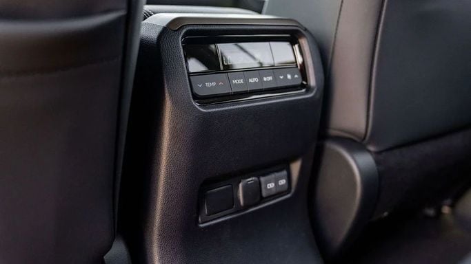 Новый Toyota Land Cruiser Prado 150 Series Рестайлинг 3, 4.0 л, 2023 в Шардже от Nour Alnukhba Motors Белый цвет. Other | AUTO.AE