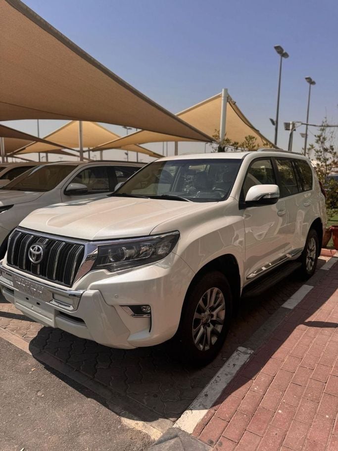 Подержанный Toyota Land Cruiser Prado 150 Series Рестайлинг 2, 2.7 л, 2019 в Шардже от Nour Alnukhba Motors Белый цвет. Other | AUTO.AE