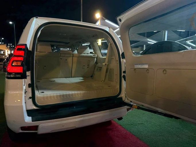 Used Toyota Land Cruiser Prado 150 Series Facelift 3, 4.0 l, 2020 in Sharjah by Al Muhtaref Used Cars, White color. GCC Specs | AUTO.AE
