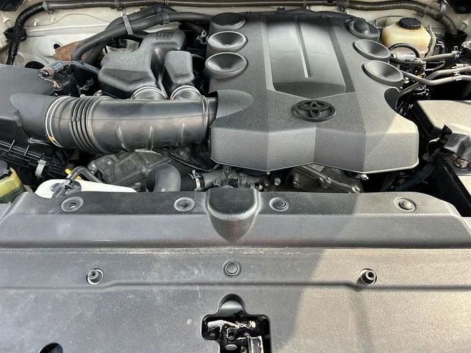 Подержанный Toyota Land Cruiser Prado 150 Series Рестайлинг 1, 4.0 л, 2013 в Шардже от Hamsat Waad Белый цвет. GCC | AUTO.AE