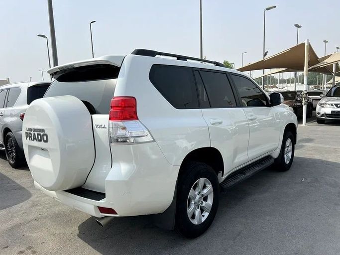 Подержанный Toyota Land Cruiser Prado 150 Series Рестайлинг 1, 4.0 л, 2013 в Шардже от Hamsat Waad Белый цвет. GCC | AUTO.AE