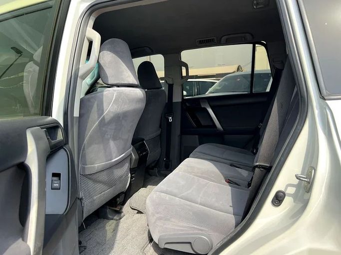 Подержанный Toyota Land Cruiser Prado 150 Series Рестайлинг 1, 4.0 л, 2013 в Шардже от Hamsat Waad Белый цвет. GCC | AUTO.AE