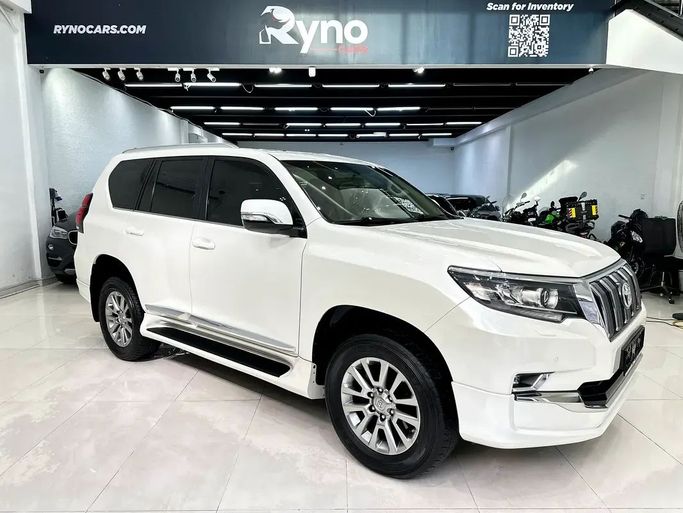 Подержанный Toyota Land Cruiser Prado 150 Series Рестайлинг 3, 4.0 л, 2020 в Шардже от Ryno Cars Белый цвет. GCC | AUTO.AE