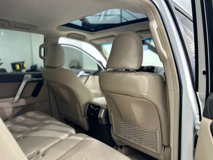 Подержанный Toyota Land Cruiser Prado 150 Series Рестайлинг 3, 4.0 л, 2020 в Шардже от Ryno Cars Белый цвет. GCC | AUTO.AE