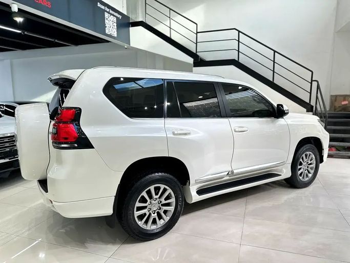 Подержанный Toyota Land Cruiser Prado 150 Series Рестайлинг 3, 4.0 л, 2020 в Шардже от Ryno Cars Белый цвет. GCC | AUTO.AE