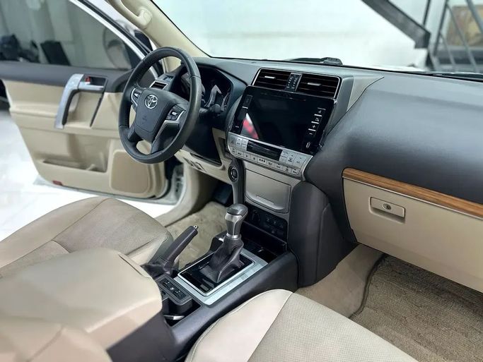 Подержанный Toyota Land Cruiser Prado 150 Series Рестайлинг 3, 4.0 л, 2020 в Шардже от Ryno Cars Белый цвет. GCC | AUTO.AE