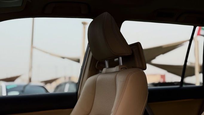 Used Toyota Land Cruiser Prado 150 Series Facelift 2, 4.0 l, 2017 in Sharjah by Badar Used Cars, White color.  | AUTO.AE