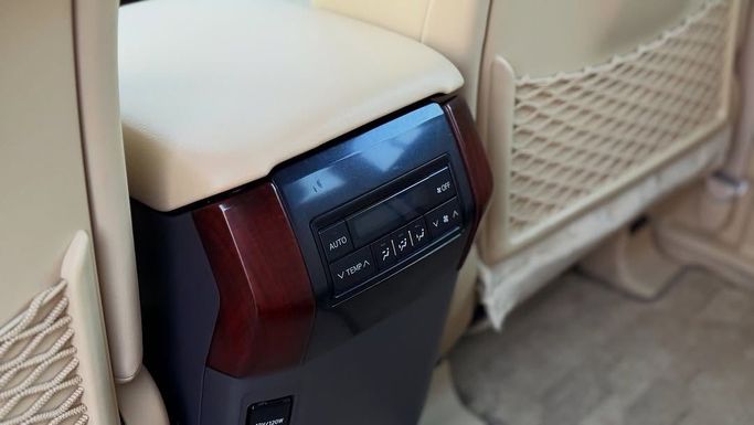 Used Toyota Land Cruiser Prado 150 Series Facelift 2, 4.0 l, 2017 in Sharjah by Badar Used Cars, White color.  | AUTO.AE