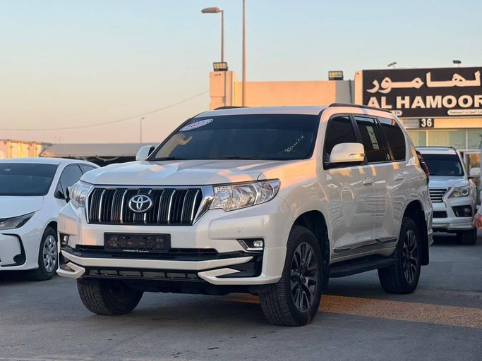 Подержанный Toyota Land Cruiser Prado 150 Series Рестайлинг 3, 4.0 л, 2022 в Шардже от Mohamed Zaki Younis Used Cars Белый цвет. GCC | AUTO.AE