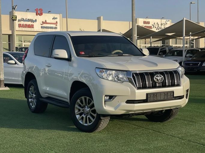 Used Toyota Land Cruiser Prado 150 Series Facelift 2, 2.7 l, 2018 in Sharjah by Badar Used Cars, White color.  | AUTO.AE
