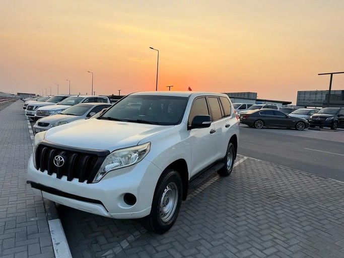 Used Toyota Land Cruiser Prado 150 Series Facelift 1, 4.0 l, 2015 in Sharjah by Al Jawareh Used Cars, White color. GCC Specs | AUTO.AE