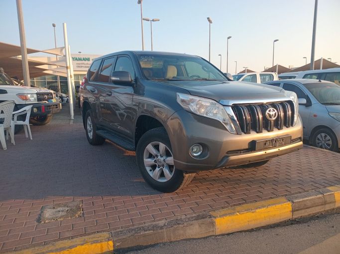 Подержанный Toyota Land Cruiser Prado 150 Series Рестайлинг 1, 2.7 л, 2015 в Шардже от Yamani Used Cars Trading LLC Коричневый цвет. GCC | AUTO.AE