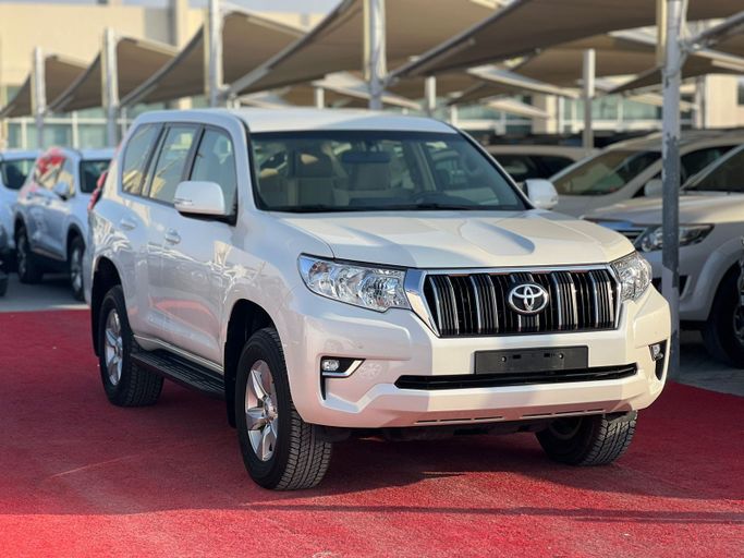 Подержанный Toyota Land Cruiser Prado 150 Series Рестайлинг 3, 4.0 л, 2023 в Шардже от Al Aram Cars Белый цвет. GCC | AUTO.AE