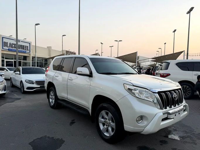 Подержанный Toyota Land Cruiser Prado 150 Series Рестайлинг 1, 2.7 л, 2014 в Шардже от Black Wheel Used Cars Белый цвет. GCC | AUTO.AE