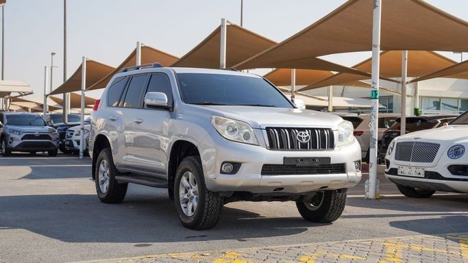 Подержанный Toyota Land Cruiser Prado 150 Series Рестайлинг 1, 3.5 л, 2013 в Шардже от Almalakyah Cars Серебристый цвет. GCC | AUTO.AE | Объявление #267427