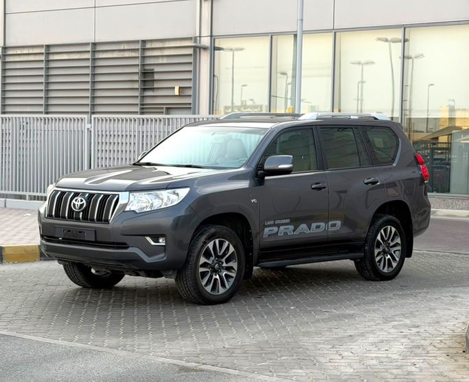 Подержанный ⁦Toyota Land Cruiser Prado 150 Series Рестайлинг 2, 4.0 л, 2022⁩ в ОАЭ, Шарджа от Sama Al Sham Cars Серый цвет. GCC | AUTO.AE | Объявление #290086