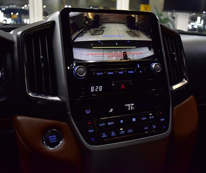 Used Toyota Land Cruiser 200 Series Facelift 2, 4.6 l, 2016 in Sharjah by Honey Gidosha Used Cars Tr., White color.  | AUTO.AE