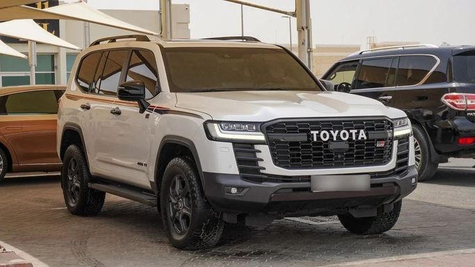 Подержанный Toyota Land Cruiser 300 Series, 3.4 л, 2023 в Шардже от Abo Saif Белый цвет. GCC | AUTO.AE