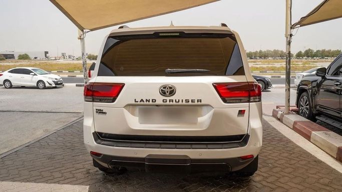 Подержанный Toyota Land Cruiser 300 Series, 3.4 л, 2023 в Шардже от Abo Saif Белый цвет. GCC | AUTO.AE
