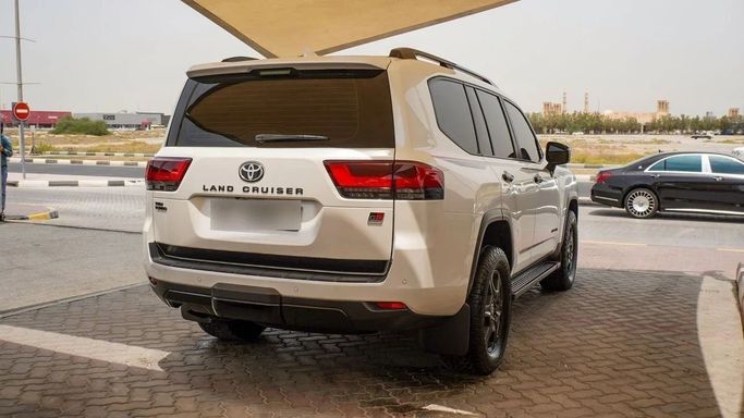 Подержанный Toyota Land Cruiser 300 Series, 3.4 л, 2023 в Шардже от Abo Saif Белый цвет. GCC | AUTO.AE