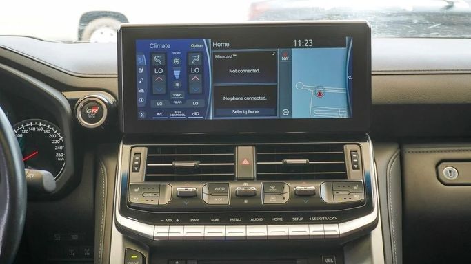 Подержанный Toyota Land Cruiser 300 Series, 3.4 л, 2023 в Шардже от Abo Saif Белый цвет. GCC | AUTO.AE