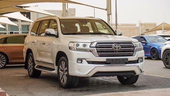 Подержанный Toyota Land Cruiser 200 Series Рестайлинг 2, 5.7 л, 2017 в Шардже от Abo Saif Белый цвет. GCC | AUTO.AE