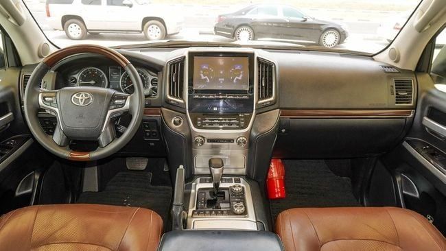 Подержанный Toyota Land Cruiser 200 Series Рестайлинг 2, 5.7 л, 2017 в Шардже от Abo Saif Белый цвет. GCC | AUTO.AE