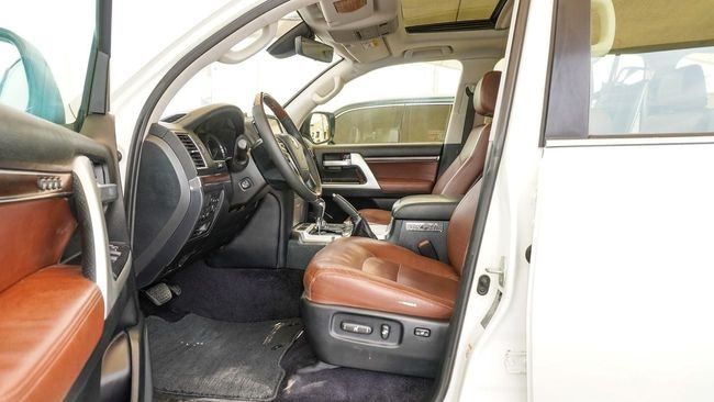 Подержанный Toyota Land Cruiser 200 Series Рестайлинг 2, 5.7 л, 2017 в Шардже от Abo Saif Белый цвет. GCC | AUTO.AE