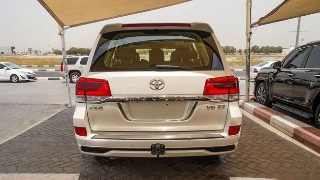 Подержанный Toyota Land Cruiser 200 Series Рестайлинг 2, 5.7 л, 2017 в Шардже от Abo Saif Белый цвет. GCC | AUTO.AE
