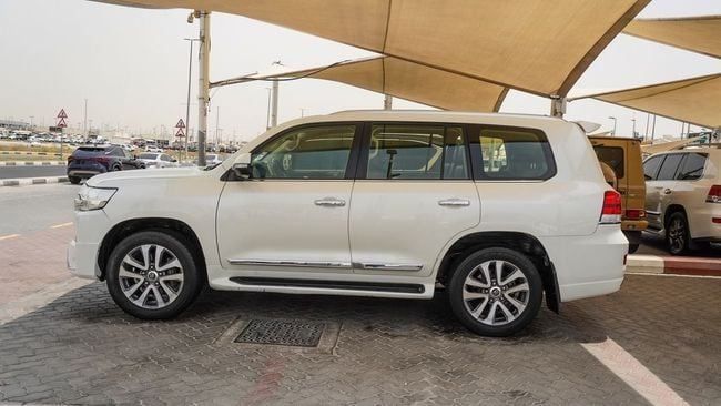 Подержанный Toyota Land Cruiser 200 Series Рестайлинг 2, 5.7 л, 2017 в Шардже от Abo Saif Белый цвет. GCC | AUTO.AE