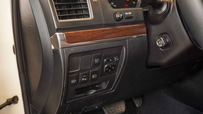 Подержанный Toyota Land Cruiser 200 Series Рестайлинг 2, 5.7 л, 2017 в Шардже от Abo Saif Белый цвет. GCC | AUTO.AE