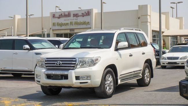 Подержанный Toyota Land Cruiser 200 Series, 4.6 л, 2011 в Шардже от Alnujoom Al Malakiah Used Cars Белый цвет. GCC | AUTO.AE