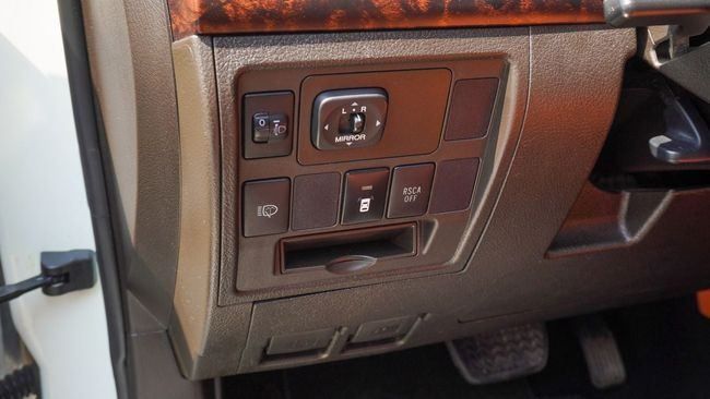 Подержанный Toyota Land Cruiser 200 Series, 4.6 л, 2011 в Шардже от Alnujoom Al Malakiah Used Cars Белый цвет. GCC | AUTO.AE